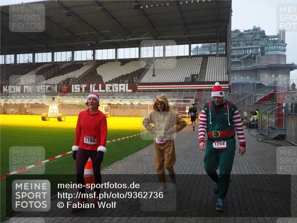 07.12.2025 - St. Pauli X-Mass-Run No. 15 Fabian Wolf http://msf.ph/oto/9362736 07.12.2025 10:01:35 Ziel 118, 393, 804, 1124, 1294, 1724, 1760, 1859, 3187, 3580, 3582, 3629, 3878 meine-sportfotos.de