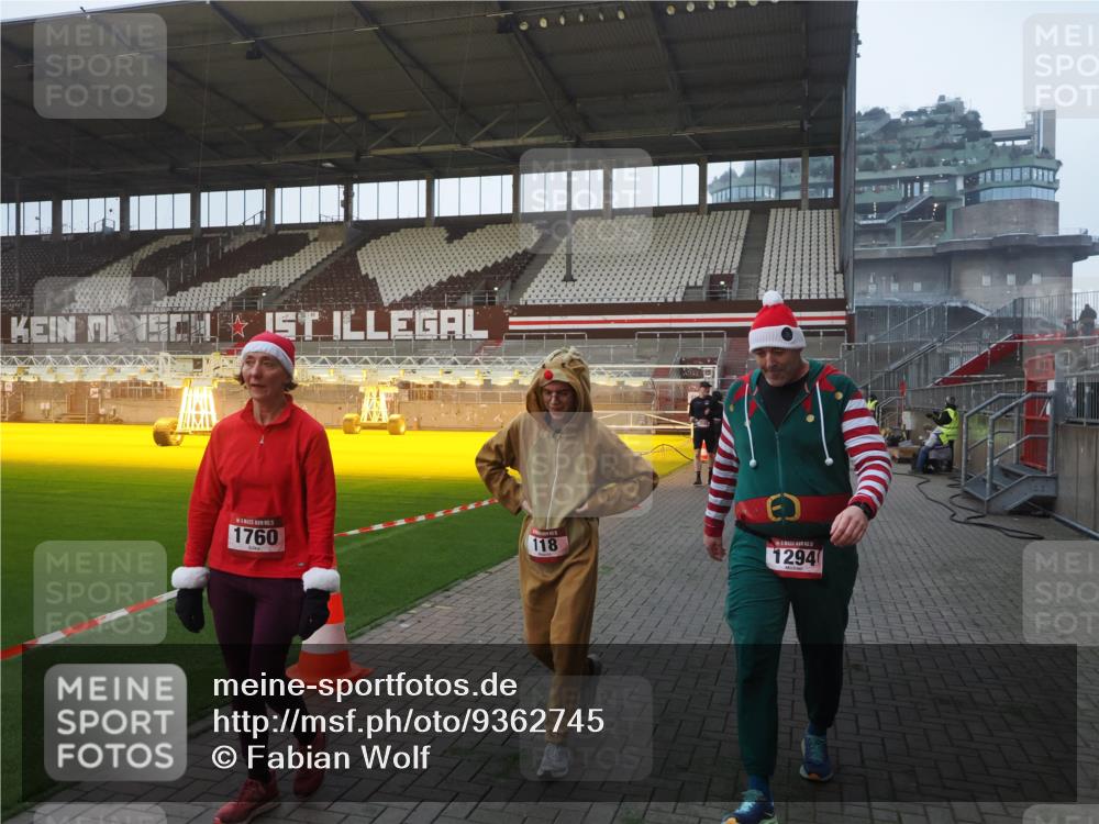 07.12.2025 - St. Pauli X-Mass-Run No. 15 Fabian Wolf http://msf.ph/oto/9362745 07.12.2025 10:01:35 Ziel 118, 393, 804, 1124, 1294, 1724, 1760, 1859, 3187, 3580, 3582, 3629, 3878 meine-sportfotos.de