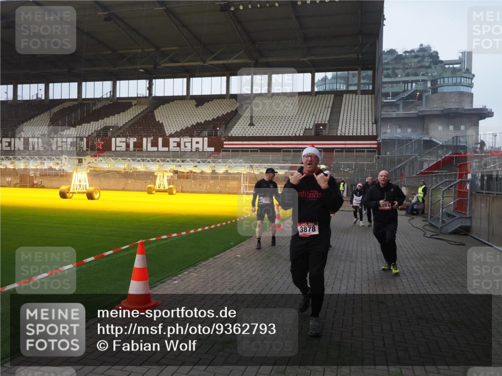 07.12.2025 - St. Pauli X-Mass-Run No. 15 Fabian Wolf http://msf.ph/oto/9362793 07.12.2025 10:01:41 Ziel 118, 393, 804, 959, 1294, 1724, 1760, 1859, 2167, 2681, 3187, 3580, 3582, 3629, 3878 meine-sportfotos.de
