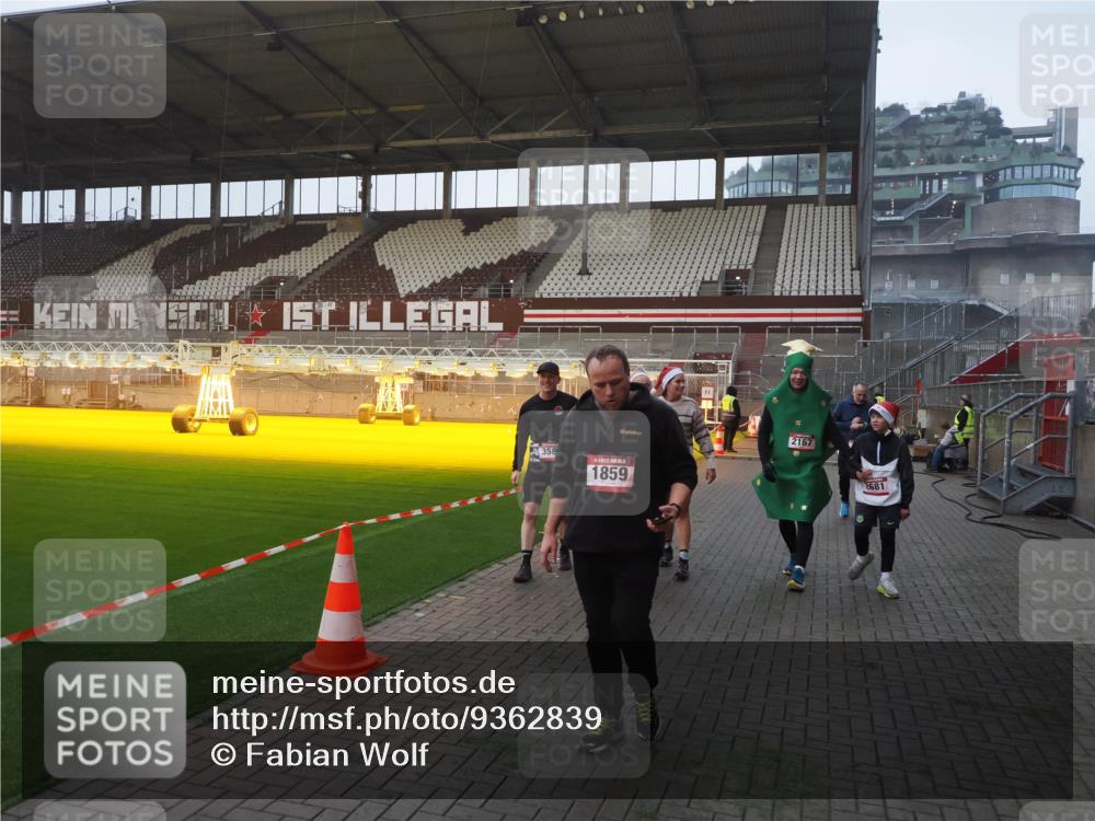 07.12.2025 - St. Pauli X-Mass-Run No. 15 Fabian Wolf http://msf.ph/oto/9362839 07.12.2025 10:01:47 Ziel 804, 959, 1724, 1859, 2167, 2681, 3580, 3582, 3629, 3878 meine-sportfotos.de