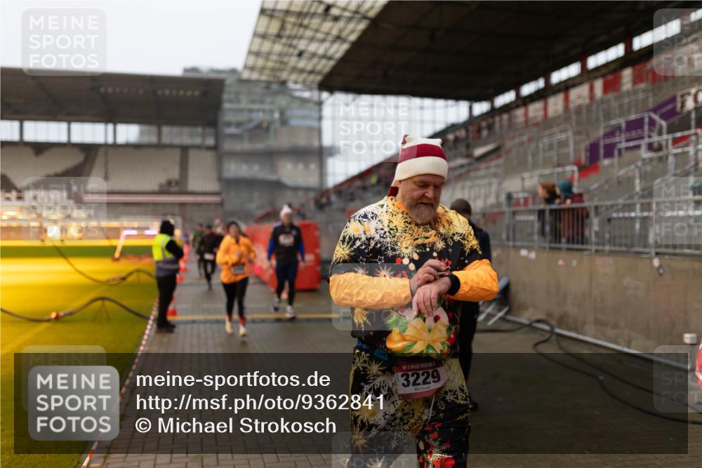 07.12.2025 - St. Pauli X-Mass-Run No. 15 Michael Strokosch http://msf.ph/oto/9362841 07.12.2025 11:19:34 Laufen 5, 3229 meine-sportfotos.de
