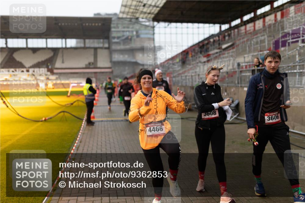 07.12.2025 - St. Pauli X-Mass-Run No. 15 Michael Strokosch http://msf.ph/oto/9362853 07.12.2025 11:19:36 Laufen 15, 4466, 3608, 3606 meine-sportfotos.de