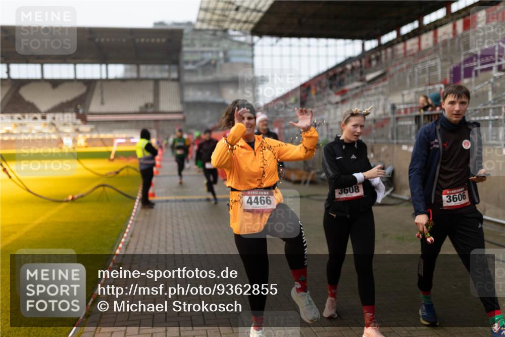 07.12.2025 - St. Pauli X-Mass-Run No. 15 Michael Strokosch http://msf.ph/oto/9362855 07.12.2025 11:19:36 Laufen 60000, 4466, 3608, 3606 meine-sportfotos.de