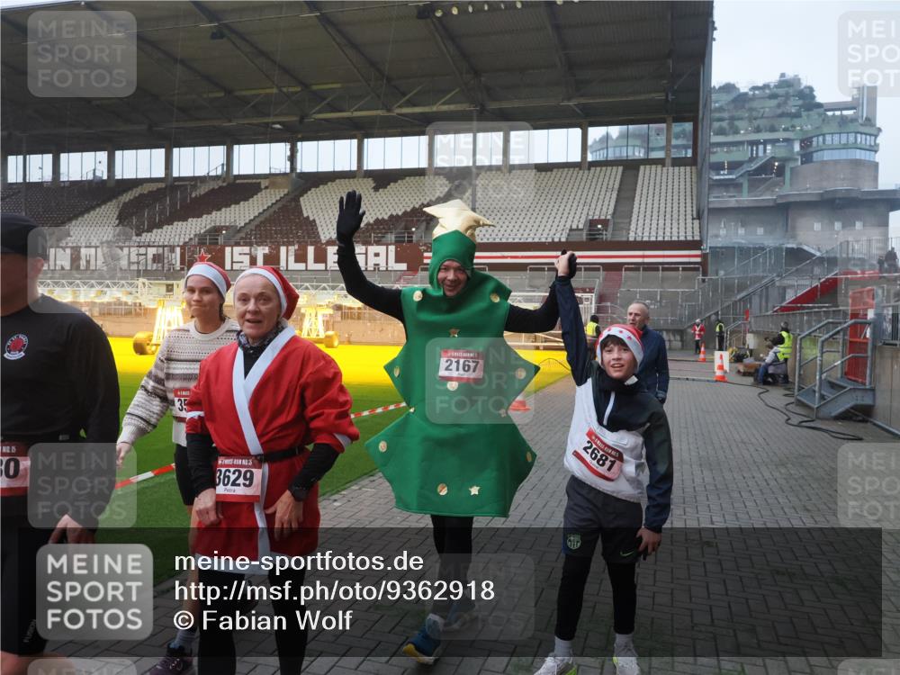 07.12.2025 - St. Pauli X-Mass-Run No. 15 Fabian Wolf http://msf.ph/oto/9362918 07.12.2025 10:01:51 Ziel 959, 1724, 1859, 2167, 2681, 3580, 3582, 3629 meine-sportfotos.de