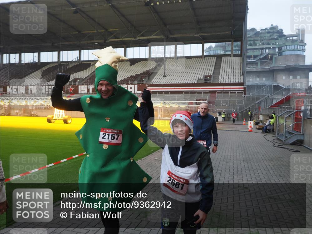 07.12.2025 - St. Pauli X-Mass-Run No. 15 Fabian Wolf http://msf.ph/oto/9362942 07.12.2025 10:01:52 Ziel 959, 1724, 1859, 2167, 2681 meine-sportfotos.de