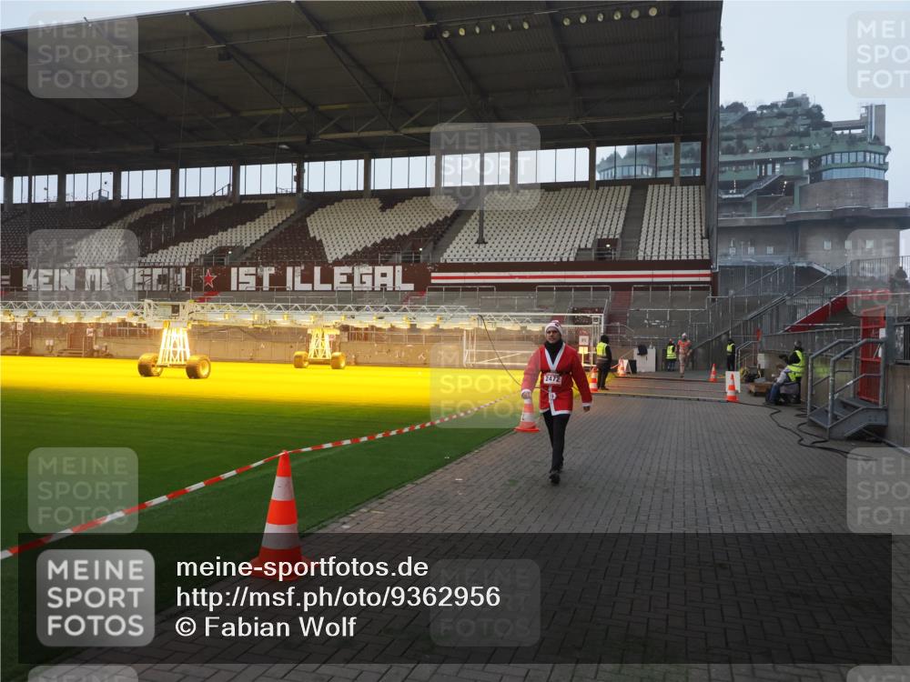 07.12.2025 - St. Pauli X-Mass-Run No. 15 Fabian Wolf http://msf.ph/oto/9362956 07.12.2025 10:02:04 Ziel 2472 meine-sportfotos.de