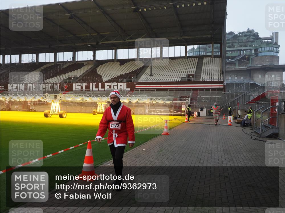 07.12.2025 - St. Pauli X-Mass-Run No. 15 Fabian Wolf http://msf.ph/oto/9362973 07.12.2025 10:02:07 Ziel 1934, 2472 meine-sportfotos.de