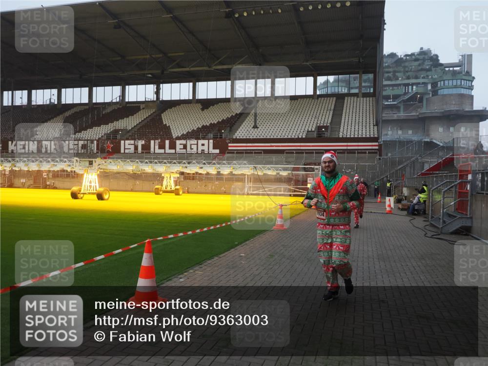 07.12.2025 - St. Pauli X-Mass-Run No. 15 Fabian Wolf http://msf.ph/oto/9363003 07.12.2025 10:02:12 Ziel 1934, 2472, 3944 meine-sportfotos.de