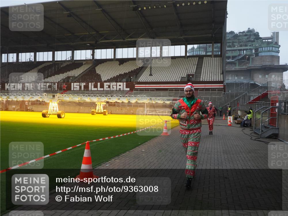 07.12.2025 - St. Pauli X-Mass-Run No. 15 Fabian Wolf http://msf.ph/oto/9363008 07.12.2025 10:02:12 Ziel 1934, 2472, 3944 meine-sportfotos.de