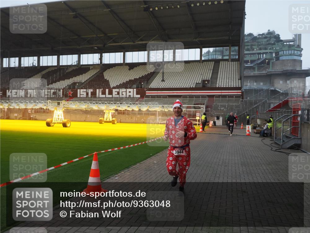 07.12.2025 - St. Pauli X-Mass-Run No. 15 Fabian Wolf http://msf.ph/oto/9363048 07.12.2025 10:02:15 Ziel 1934, 2472, 2923, 3944 meine-sportfotos.de