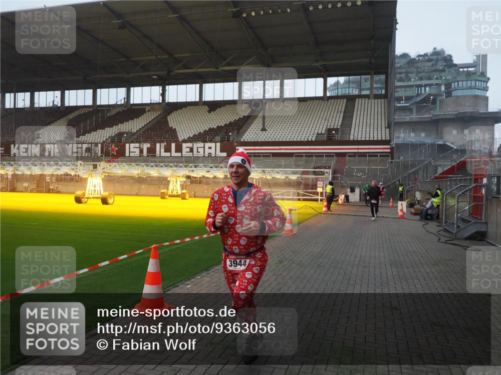 07.12.2025 - St. Pauli X-Mass-Run No. 15 Fabian Wolf http://msf.ph/oto/9363056 07.12.2025 10:02:15 Ziel 1934, 2472, 2923, 3944 meine-sportfotos.de