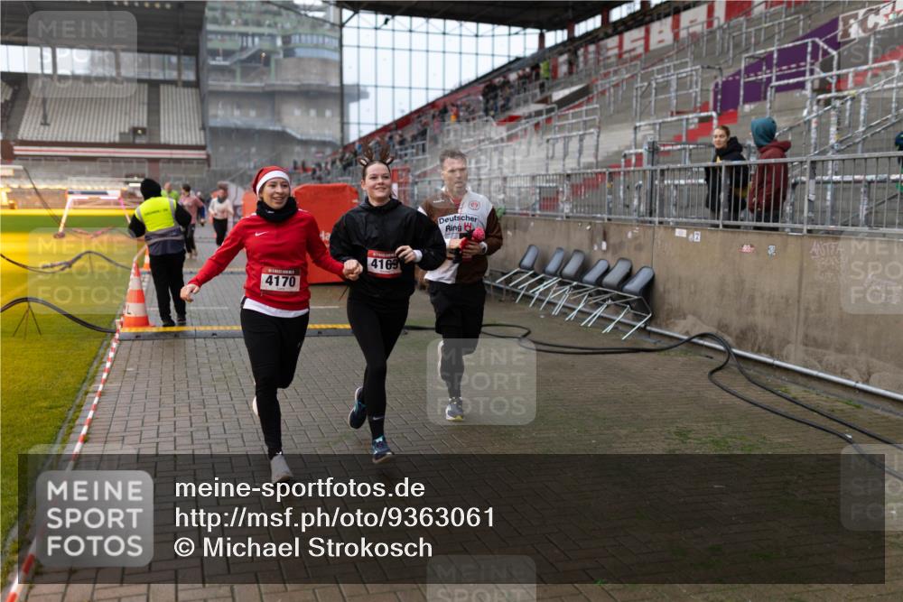 07.12.2025 - St. Pauli X-Mass-Run No. 15 Michael Strokosch http://msf.ph/oto/9363061 07.12.2025 11:21:47 Laufen 4169, 4170, 62 meine-sportfotos.de