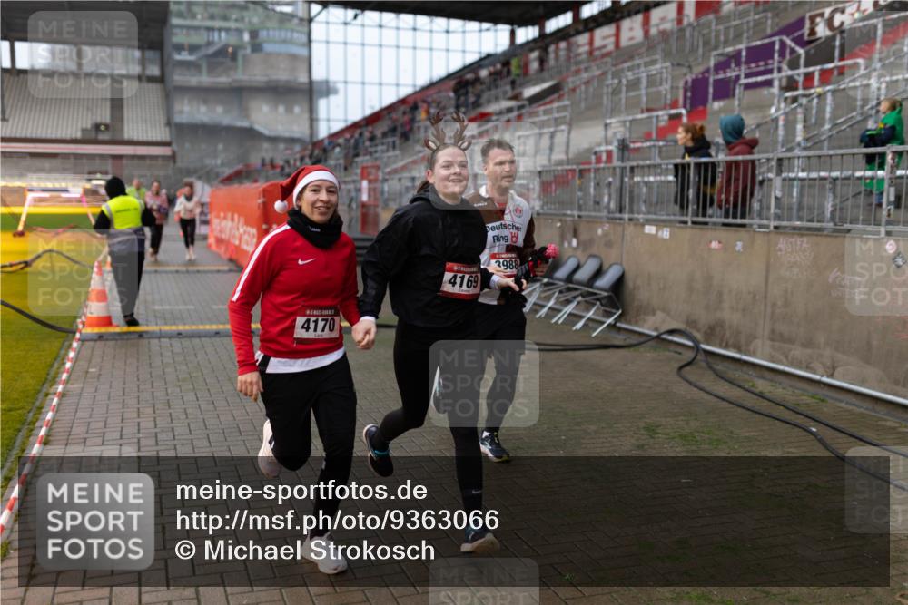 07.12.2025 - St. Pauli X-Mass-Run No. 15 Michael Strokosch http://msf.ph/oto/9363066 07.12.2025 11:21:48 Laufen 4170, 3988, 4169 meine-sportfotos.de