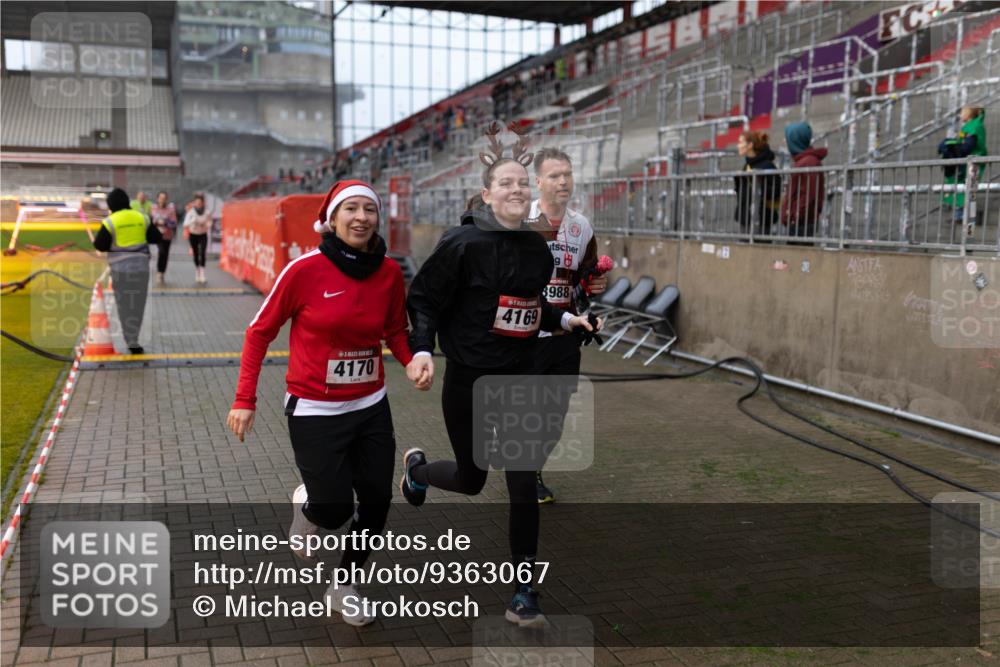 07.12.2025 - St. Pauli X-Mass-Run No. 15 Michael Strokosch http://msf.ph/oto/9363067 07.12.2025 11:21:48 Laufen 4170, 98, 6988, 4169 meine-sportfotos.de