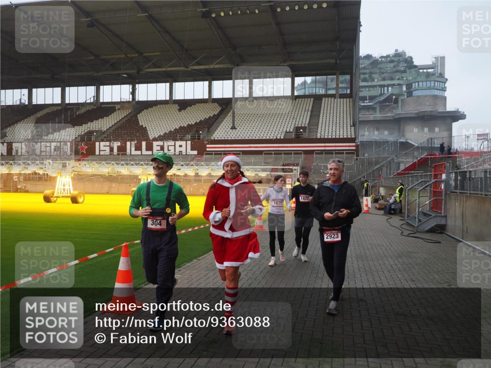 07.12.2025 - St. Pauli X-Mass-Run No. 15 Fabian Wolf http://msf.ph/oto/9363088 07.12.2025 10:02:26 Ziel 63, 304, 1105, 1828, 1829, 1934, 2604, 2923, 3944 meine-sportfotos.de