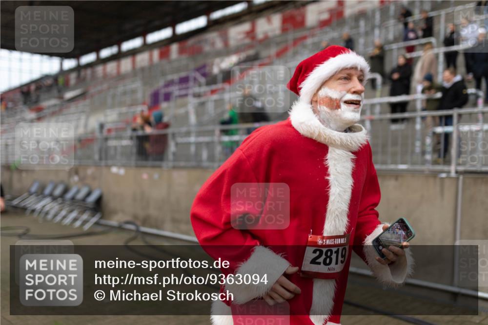 07.12.2025 - St. Pauli X-Mass-Run No. 15 Michael Strokosch http://msf.ph/oto/9363094 07.12.2025 11:22:29 Laufen 5, 2819 meine-sportfotos.de