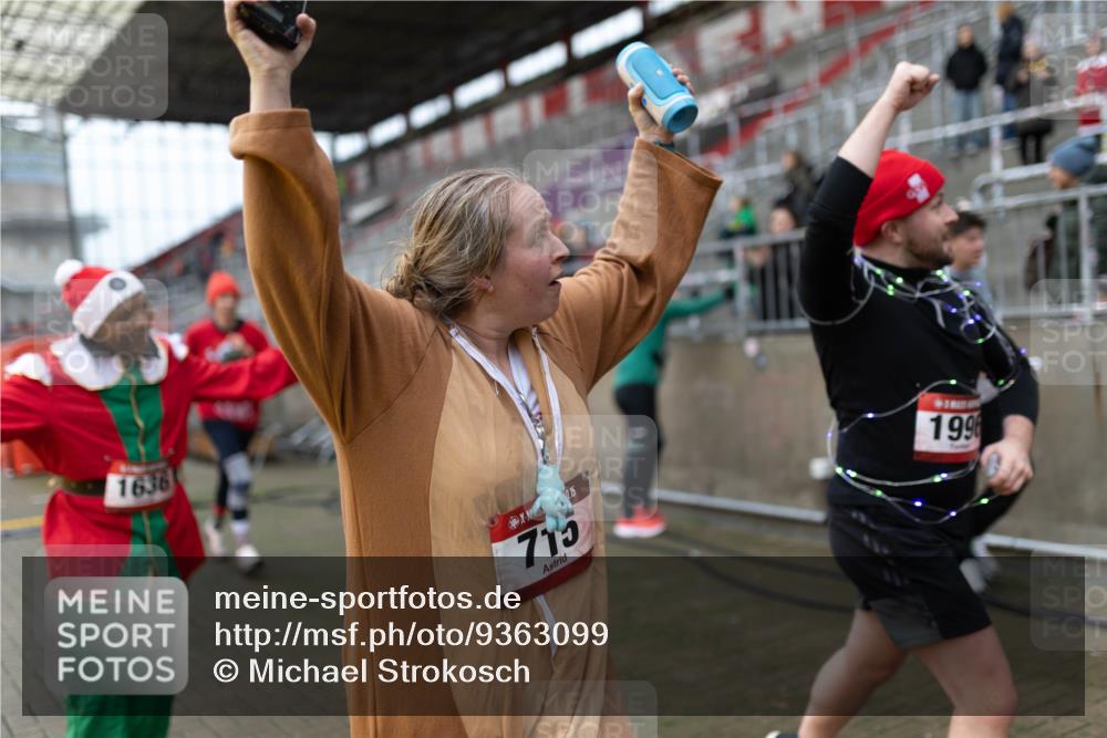 07.12.2025 - St. Pauli X-Mass-Run No. 15 Michael Strokosch http://msf.ph/oto/9363099 07.12.2025 11:23:20 Laufen 1636, 0, 15, 715, 199 meine-sportfotos.de