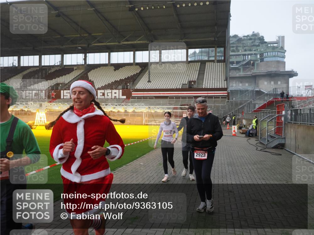 07.12.2025 - St. Pauli X-Mass-Run No. 15 Fabian Wolf http://msf.ph/oto/9363105 07.12.2025 10:02:26 Ziel 63, 304, 1105, 1828, 1829, 1934, 2604, 2923, 3944 meine-sportfotos.de