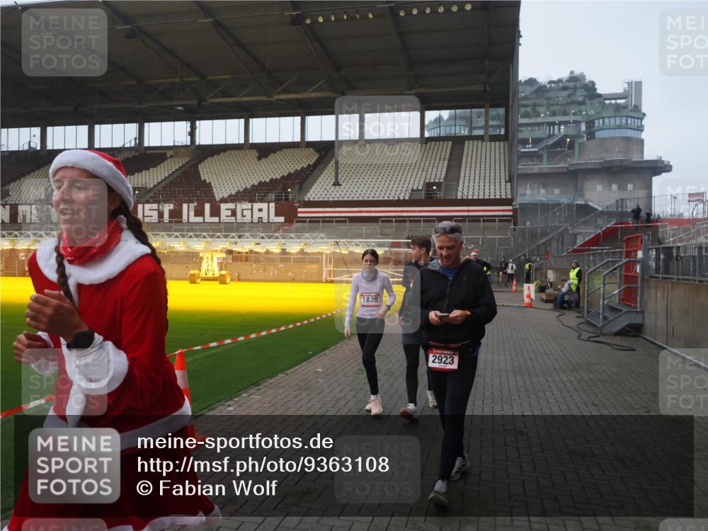 07.12.2025 - St. Pauli X-Mass-Run No. 15 Fabian Wolf http://msf.ph/oto/9363108 07.12.2025 10:02:27 Ziel 63, 304, 1105, 1828, 1829, 2604, 2923, 3944 meine-sportfotos.de