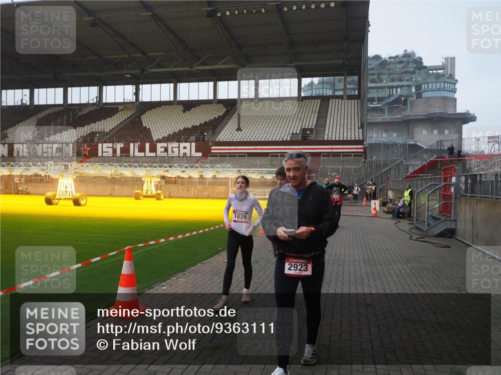 07.12.2025 - St. Pauli X-Mass-Run No. 15 Fabian Wolf http://msf.ph/oto/9363111 07.12.2025 10:02:27 Ziel 63, 304, 1105, 1828, 1829, 2604, 2923, 3944 meine-sportfotos.de