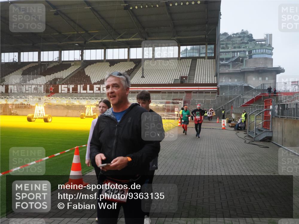 07.12.2025 - St. Pauli X-Mass-Run No. 15 Fabian Wolf http://msf.ph/oto/9363135 07.12.2025 10:02:28 Ziel 63, 304, 1105, 1828, 1829, 2604, 2923, 3944 meine-sportfotos.de
