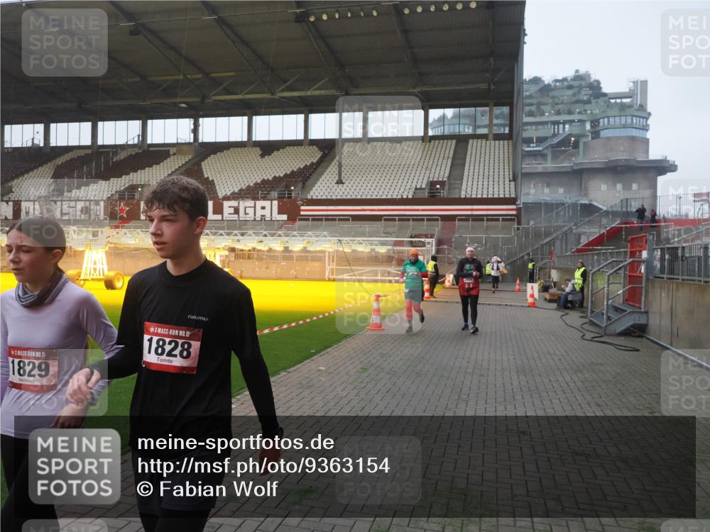 07.12.2025 - St. Pauli X-Mass-Run No. 15 Fabian Wolf http://msf.ph/oto/9363154 07.12.2025 10:02:29 Ziel 63, 304, 1105, 1828, 1829, 2604, 2923, 3944 meine-sportfotos.de