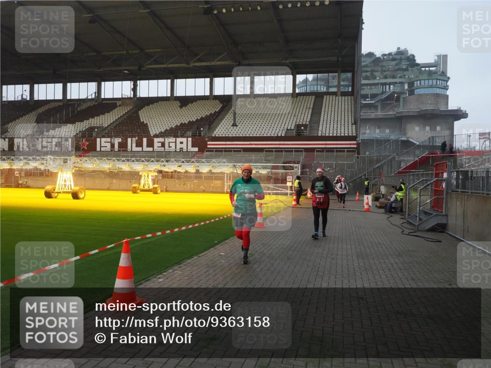 07.12.2025 - St. Pauli X-Mass-Run No. 15 Fabian Wolf http://msf.ph/oto/9363158 07.12.2025 10:02:31 Ziel 63, 304, 1105, 1828, 1829, 2510, 2514, 2604, 2923 meine-sportfotos.de