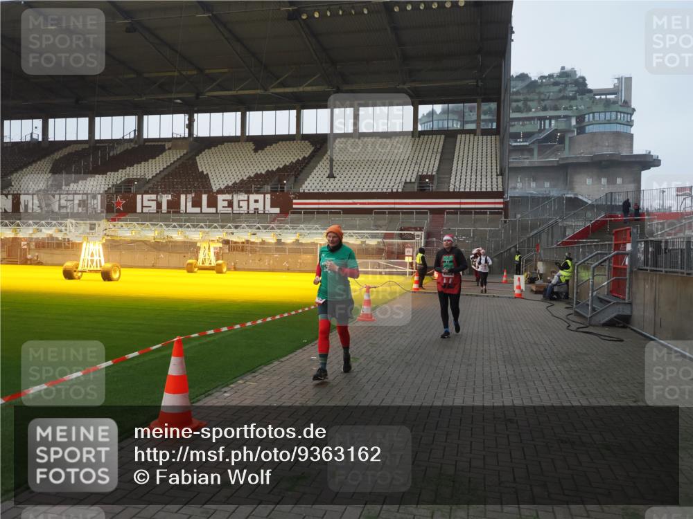 07.12.2025 - St. Pauli X-Mass-Run No. 15 Fabian Wolf http://msf.ph/oto/9363162 07.12.2025 10:02:31 Ziel 63, 304, 1105, 1828, 1829, 2510, 2514, 2604, 2923 meine-sportfotos.de