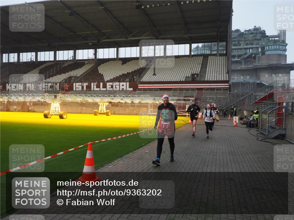 07.12.2025 - St. Pauli X-Mass-Run No. 15 Fabian Wolf http://msf.ph/oto/9363202 07.12.2025 10:02:34 Ziel 63, 304, 1105, 1828, 1829, 2510, 2514, 2604, 2908 meine-sportfotos.de