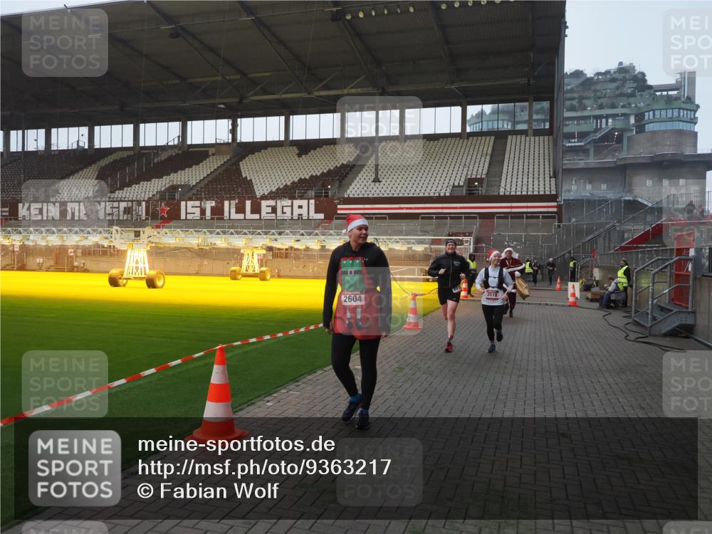 07.12.2025 - St. Pauli X-Mass-Run No. 15 Fabian Wolf http://msf.ph/oto/9363217 07.12.2025 10:02:35 Ziel 63, 304, 1105, 1828, 1829, 2510, 2514, 2604, 2908 meine-sportfotos.de