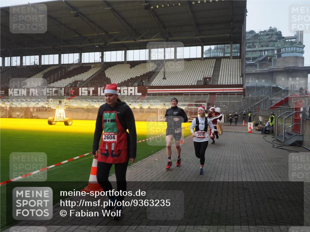 07.12.2025 - St. Pauli X-Mass-Run No. 15 Fabian Wolf http://msf.ph/oto/9363235 07.12.2025 10:02:36 Ziel 63, 304, 1105, 1828, 1829, 2510, 2514, 2604, 2908 meine-sportfotos.de