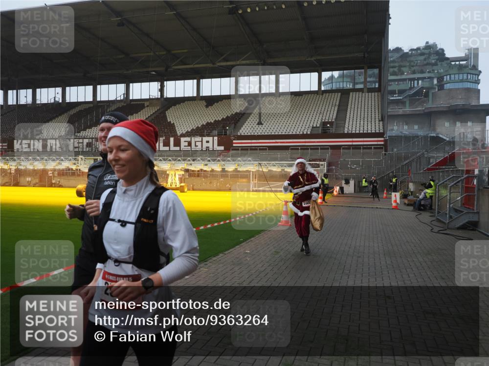 07.12.2025 - St. Pauli X-Mass-Run No. 15 Fabian Wolf http://msf.ph/oto/9363264 07.12.2025 10:02:38 Ziel 1105, 1828, 1829, 2510, 2514, 2604, 2781, 2908 meine-sportfotos.de