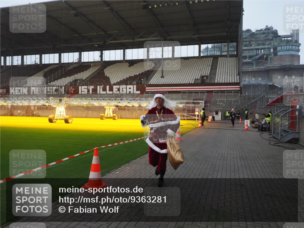 07.12.2025 - St. Pauli X-Mass-Run No. 15 Fabian Wolf http://msf.ph/oto/9363281 07.12.2025 10:02:39 Ziel 1105, 1828, 1829, 2510, 2514, 2604, 2780, 2781, 2908 meine-sportfotos.de