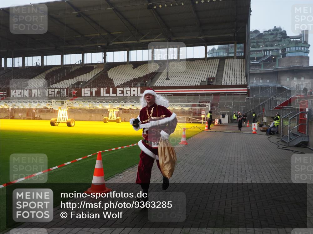 07.12.2025 - St. Pauli X-Mass-Run No. 15 Fabian Wolf http://msf.ph/oto/9363285 07.12.2025 10:02:39 Ziel 1105, 1828, 1829, 2510, 2514, 2604, 2780, 2781, 2908 meine-sportfotos.de