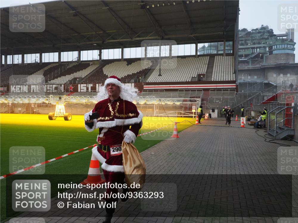 07.12.2025 - St. Pauli X-Mass-Run No. 15 Fabian Wolf http://msf.ph/oto/9363293 07.12.2025 10:02:39 Ziel 1105, 1828, 1829, 2510, 2514, 2604, 2780, 2781, 2908 meine-sportfotos.de