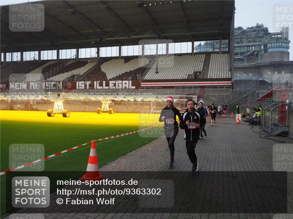 07.12.2025 - St. Pauli X-Mass-Run No. 15 Fabian Wolf http://msf.ph/oto/9363302 07.12.2025 10:02:45 Ziel 1105, 2510, 2514, 2780, 2781, 2908, 3518, 3892 meine-sportfotos.de