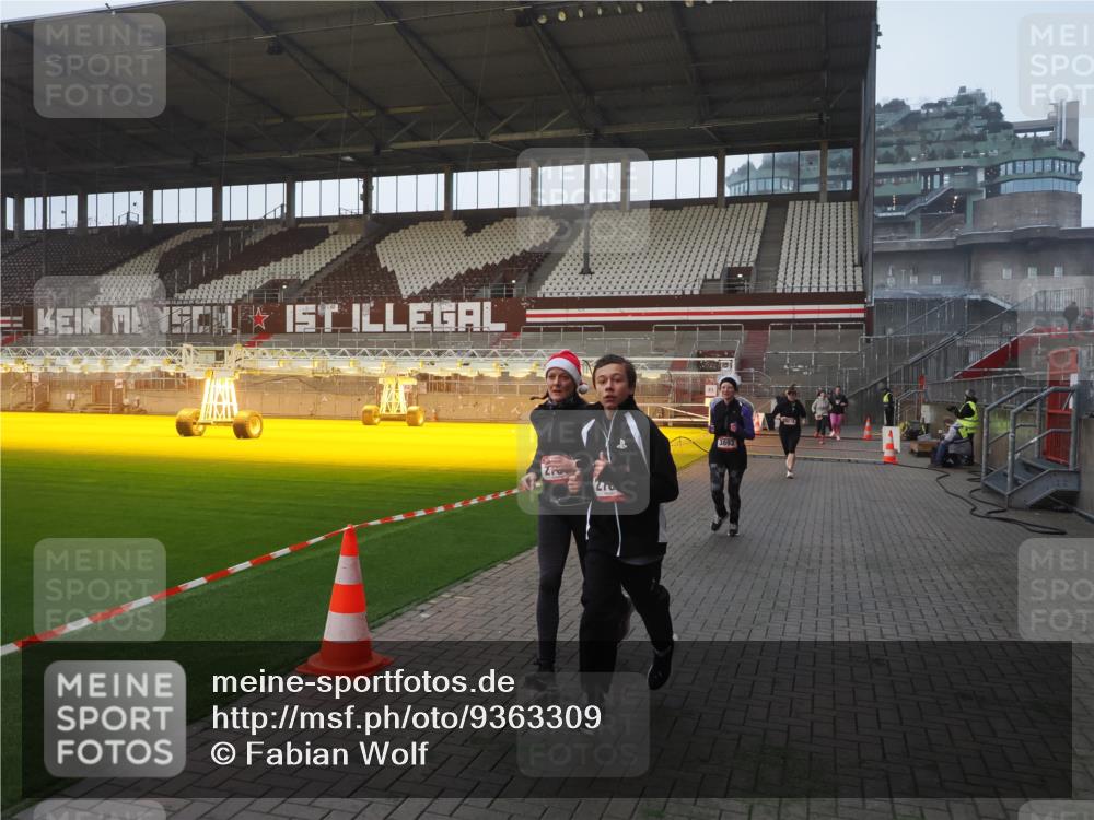 07.12.2025 - St. Pauli X-Mass-Run No. 15 Fabian Wolf http://msf.ph/oto/9363309 07.12.2025 10:02:45 Ziel 1105, 2510, 2514, 2780, 2781, 2908, 3518, 3892 meine-sportfotos.de