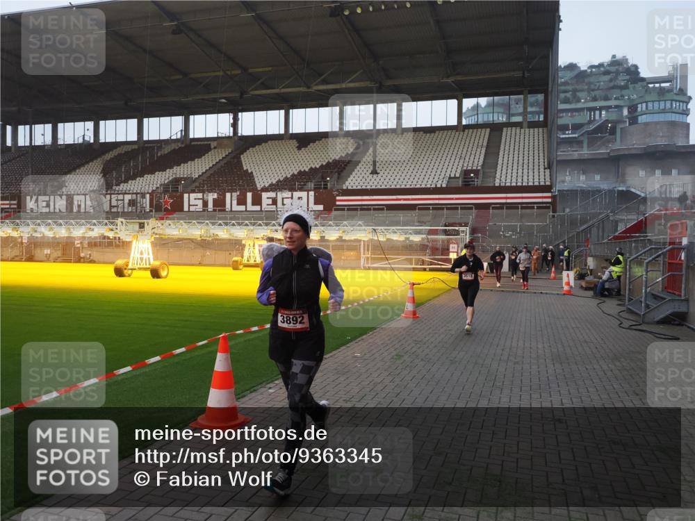 07.12.2025 - St. Pauli X-Mass-Run No. 15 Fabian Wolf http://msf.ph/oto/9363345 07.12.2025 10:02:47 Ziel 885, 918, 1314, 2510, 2514, 2780, 2781, 2908, 3284, 3518, 3892 meine-sportfotos.de