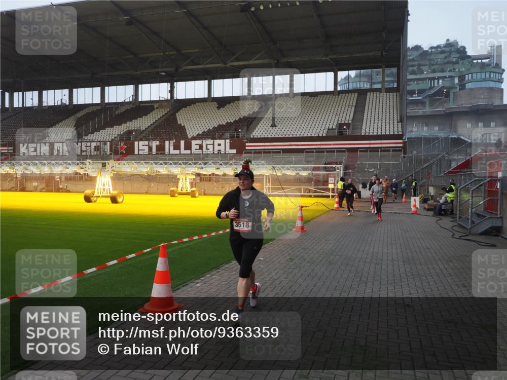 07.12.2025 - St. Pauli X-Mass-Run No. 15 Fabian Wolf http://msf.ph/oto/9363359 07.12.2025 10:02:49 Ziel 885, 918, 1314, 2510, 2514, 2780, 2781, 2908, 3284, 3518, 3892 meine-sportfotos.de