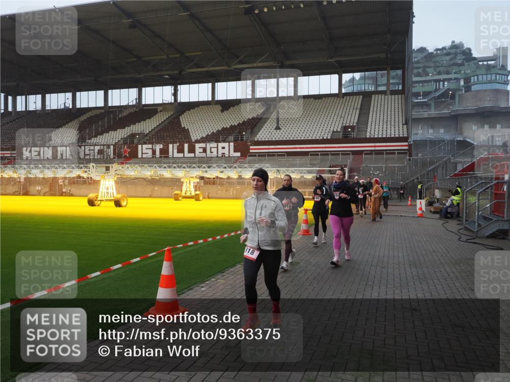 07.12.2025 - St. Pauli X-Mass-Run No. 15 Fabian Wolf http://msf.ph/oto/9363375 07.12.2025 10:02:54 Ziel 442, 443, 885, 918, 936, 943, 1314, 2505, 2780, 2781, 3284, 3417, 3518, 3892 meine-sportfotos.de