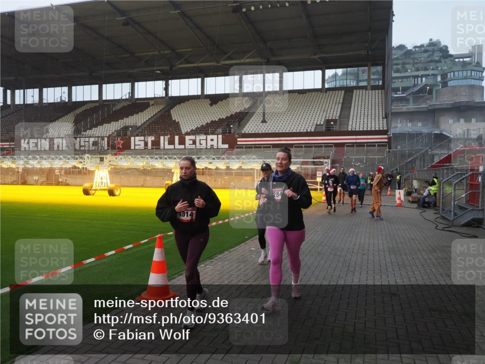 07.12.2025 - St. Pauli X-Mass-Run No. 15 Fabian Wolf http://msf.ph/oto/9363401 07.12.2025 10:02:55 Ziel 442, 443, 885, 918, 936, 943, 1314, 2505, 2780, 2781, 3284, 3417, 3518, 3892 meine-sportfotos.de