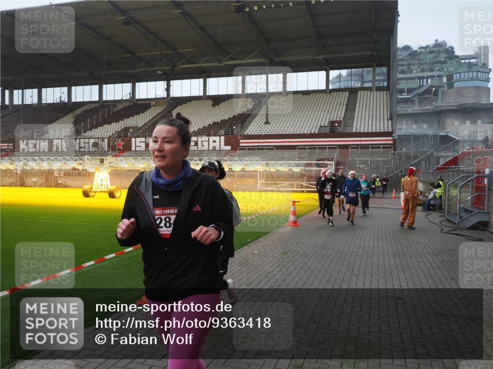 07.12.2025 - St. Pauli X-Mass-Run No. 15 Fabian Wolf http://msf.ph/oto/9363418 07.12.2025 10:02:56 Ziel 442, 443, 885, 918, 936, 943, 1314, 2505, 2780, 2781, 3284, 3417, 3518, 3892 meine-sportfotos.de