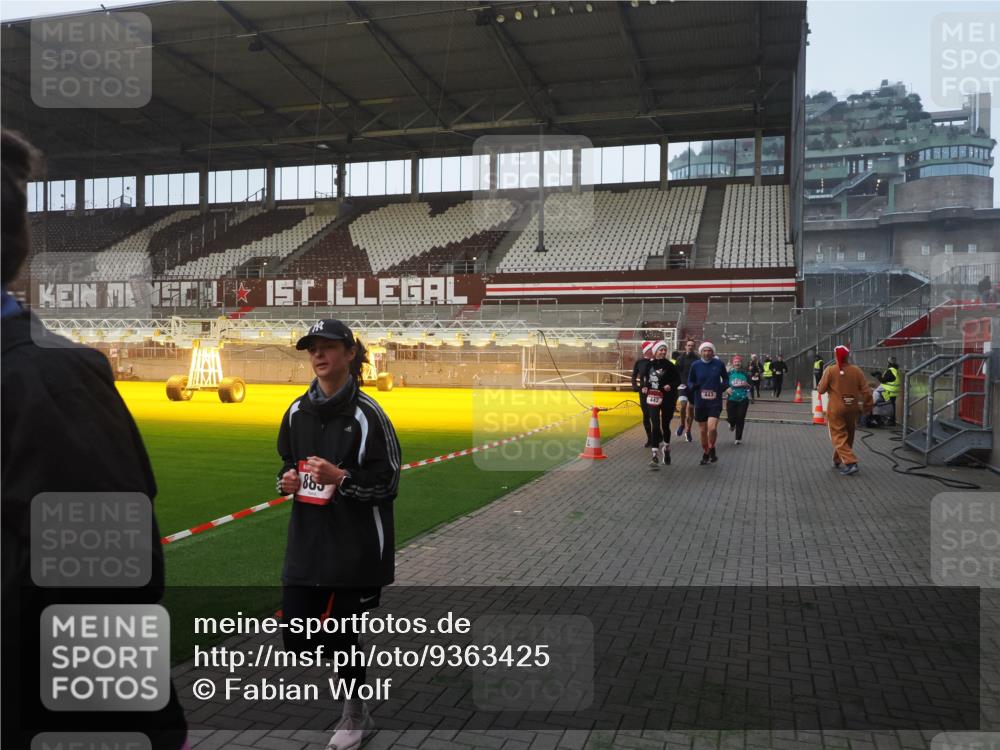 07.12.2025 - St. Pauli X-Mass-Run No. 15 Fabian Wolf http://msf.ph/oto/9363425 07.12.2025 10:02:57 Ziel 442, 443, 885, 918, 936, 943, 1314, 2505, 2780, 2781, 3284, 3417, 3518, 3892 meine-sportfotos.de