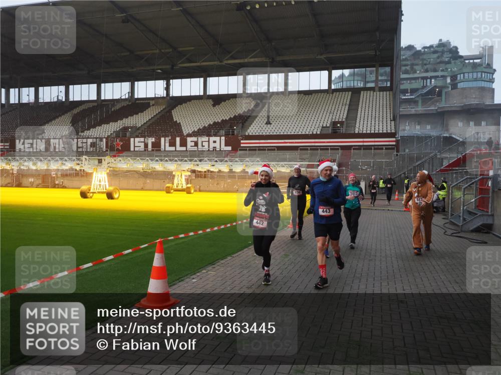 07.12.2025 - St. Pauli X-Mass-Run No. 15 Fabian Wolf http://msf.ph/oto/9363445 07.12.2025 10:02:58 Ziel 442, 443, 885, 918, 936, 943, 956, 1314, 2505, 2780, 2781, 3284, 3417, 3518, 3892 meine-sportfotos.de