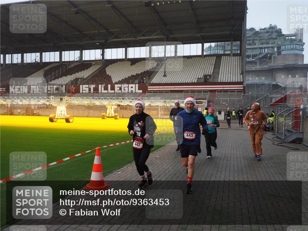 07.12.2025 - St. Pauli X-Mass-Run No. 15 Fabian Wolf http://msf.ph/oto/9363453 07.12.2025 10:02:59 Ziel 177, 442, 443, 885, 918, 936, 943, 956, 1314, 2505, 2780, 3284, 3417, 3518, 3892 meine-sportfotos.de