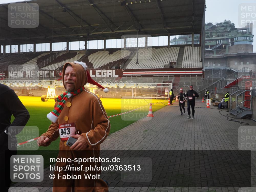 07.12.2025 - St. Pauli X-Mass-Run No. 15 Fabian Wolf http://msf.ph/oto/9363513 07.12.2025 10:03:02 Ziel 177, 442, 443, 885, 918, 936, 943, 956, 1314, 2505, 3284, 3417, 3518 meine-sportfotos.de