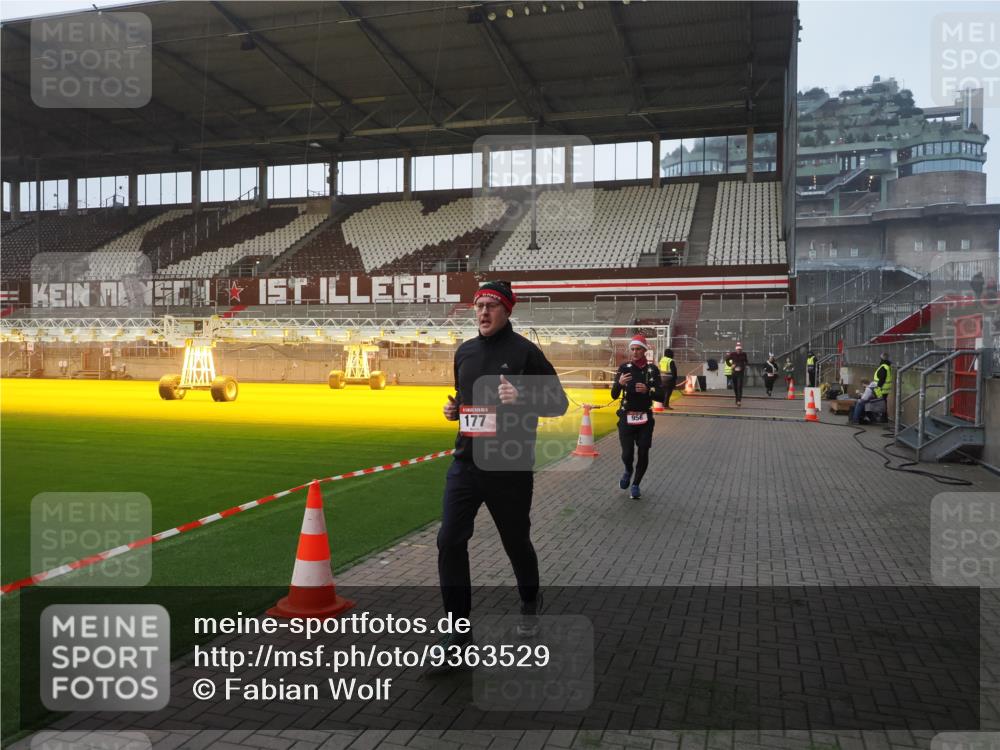 07.12.2025 - St. Pauli X-Mass-Run No. 15 Fabian Wolf http://msf.ph/oto/9363529 07.12.2025 10:03:04 Ziel 177, 442, 443, 885, 918, 936, 943, 956, 1118, 1314, 2505, 3284, 3417 meine-sportfotos.de