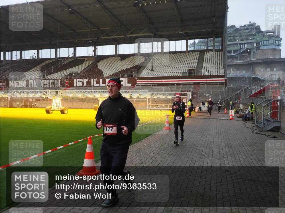 07.12.2025 - St. Pauli X-Mass-Run No. 15 Fabian Wolf http://msf.ph/oto/9363533 07.12.2025 10:03:04 Ziel 177, 442, 443, 885, 918, 936, 943, 956, 1118, 1314, 2505, 3284, 3417 meine-sportfotos.de