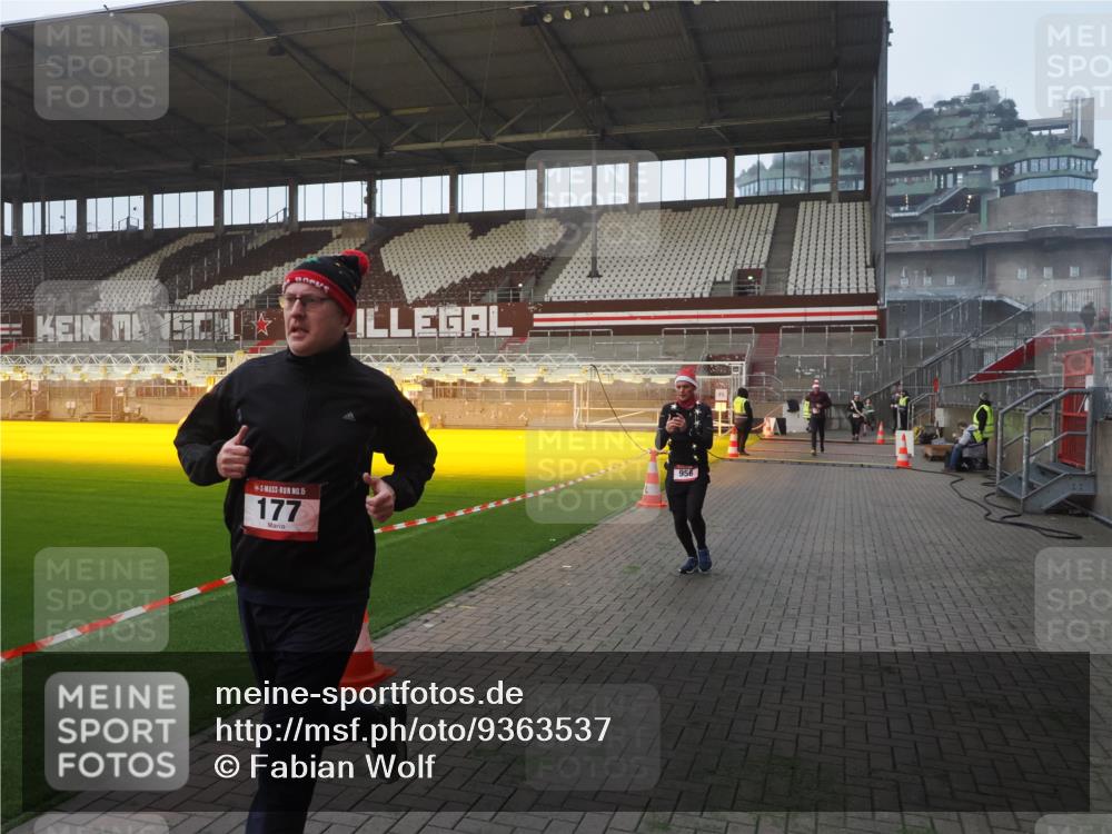 07.12.2025 - St. Pauli X-Mass-Run No. 15 Fabian Wolf http://msf.ph/oto/9363537 07.12.2025 10:03:04 Ziel 177, 442, 443, 885, 918, 936, 943, 956, 1118, 1314, 2505, 3284, 3417 meine-sportfotos.de
