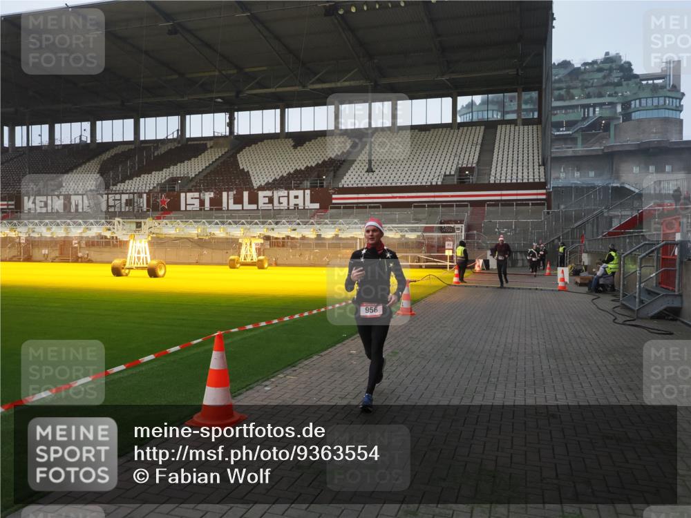 07.12.2025 - St. Pauli X-Mass-Run No. 15 Fabian Wolf http://msf.ph/oto/9363554 07.12.2025 10:03:05 Ziel 177, 442, 443, 885, 918, 936, 943, 956, 1118, 1314, 2505, 3284, 3417 meine-sportfotos.de